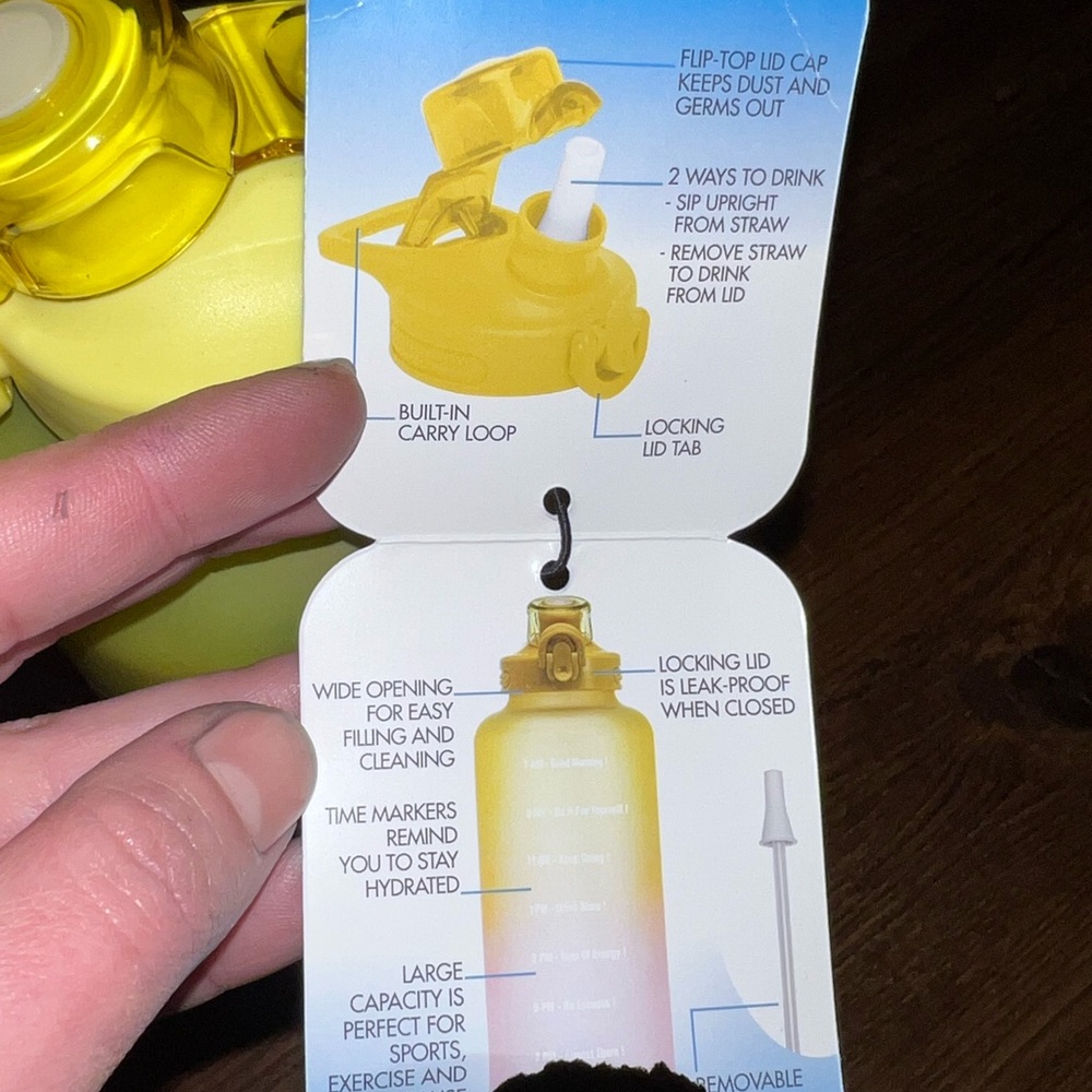 New with Tags Primula Yellow Water Bottle with Flip-Top Lid 64oz - Picture 10 of 11